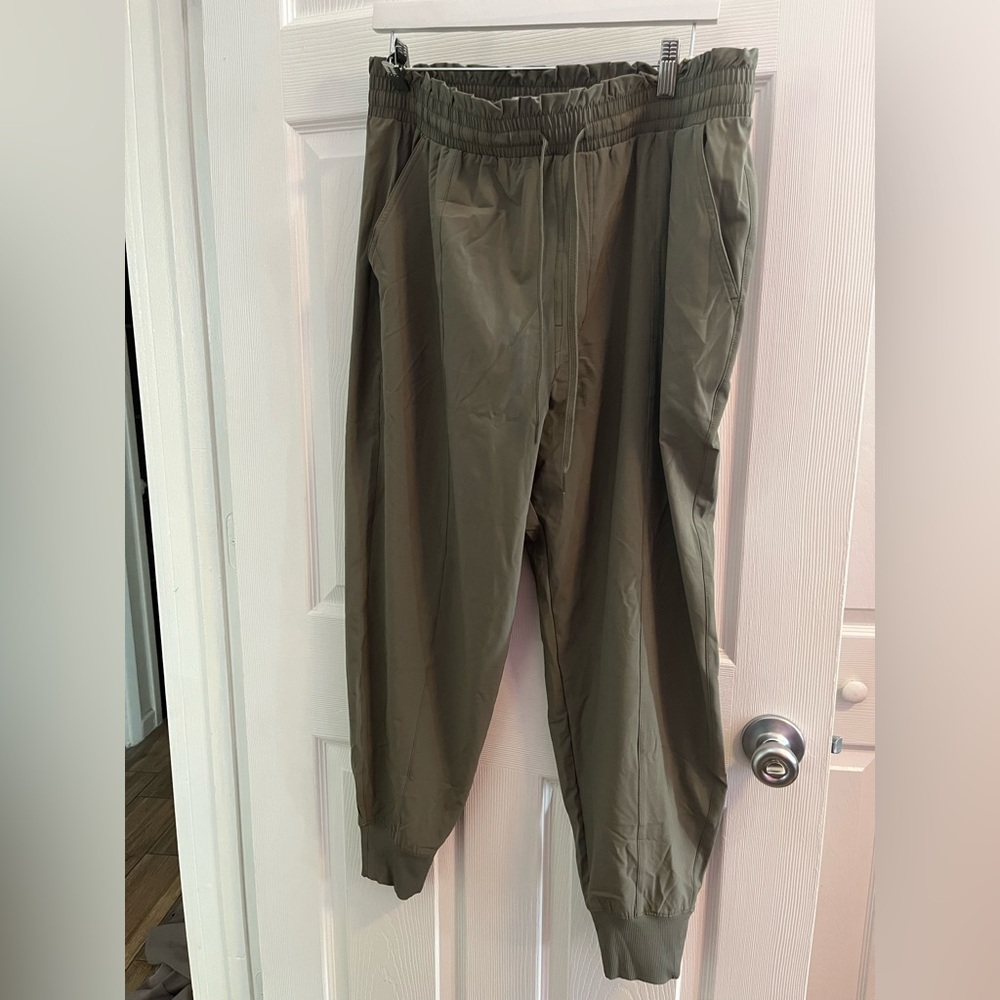 Abercrombie & Fitch women’s army green joggers size xl. NWT